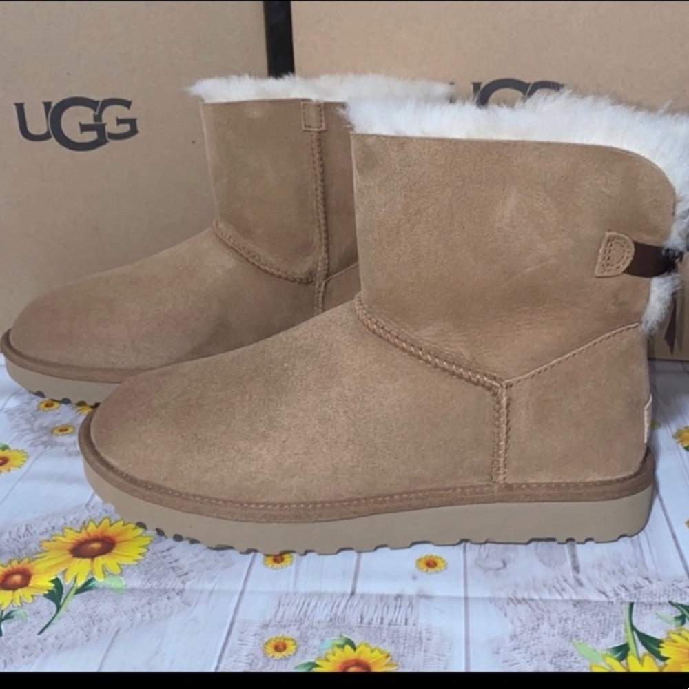 - UGG BAILEY BOW MINI